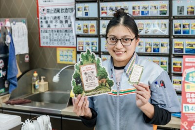 7-ELEVEN 環山門市店員協助宣導改良式獵具推廣平台海報及保育小卡